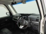 Aピラーを細くすることで、運転時の視界を確保。左右の死角が少ないため歩行者などを見落としにくく、体格に関係なく、誰でも安心して運転できます。