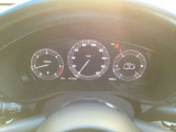 液晶メーターは、速度や車の状態を見やすくまとめて表示します。走行モードで画面も変わり、情報をつかみやすい設計。パーソナライズに合わせ、視線の移動を抑え、運転に集中できる表示を追求しています。