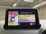 車両周囲と後方の様子を画面で確認でき、駐車時の周囲確認をサポート。映像の切り替えも分かりやすく、狭い場所での駐車や後退時に役立つ便利な装備です。