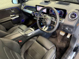 メルセデスのシートは、少し硬めに出来ておりますので、長時間の運転でも疲れにくく、安全にドライビングをお楽しみ頂けます