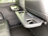 フロントシートの背面に後席用のテーブルがついています。小物が置けて、カップホルダーもあります。ドライブ中や休憩時にも便利なテーブルです。