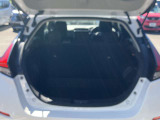 バックドアは大きく開きます。定員乗車時でも十分広いラゲッジスペースを確保しています