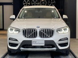 【キドニーグリル】BMWの代名詞。一目見ただけでBMWであると認識できる確固たるアイコンとして存在感を放ちます。キドニーグリルは80年以上続く伝統の形でございます。変わらないこだわりのデザインです