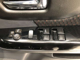 パワーウィンドウのスイッチです。運転席にいながら助手席や後席の窓を開け閉めできるので、大変便利です。