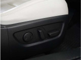 【パワーシート】電動で座面を前後上下に動かすことができます。簡単に運転しても疲れにくい姿勢に調整できます。