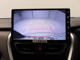 後退時に車両の後ろ側をモニター画面に表示します。車庫入れなどでバックする際に後方確認ができて便利です。車庫入れが苦手な人もこれで安心。