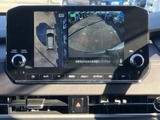 後方の映像に加えて周囲を俯瞰した表示も確認でき、駐車時に車両の位置を把握する目安になります。画面の案内を活用しながら、周囲を確認して駐車操作を行えます。