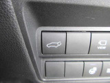 【パワーバックドアスイッチ】運転席から操作可能。途中でも止められる安心のバックドア。後ろの駐車スペースが狭い時に重宝します