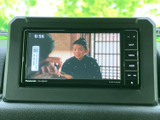 停車時には画面でテレビ番組を視聴でき、待ち時間などを過ごす際にも便利です。画面の表示内容が見やすく、日常の移動に映像を楽しむ時間をプラスできる装備です。