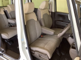 女性でも運転がしやすいように、シートの高さ調整機能(シートリフター)がついています。運転席と助手席の間が空いている為、助手席側への移動がスムーズです。交通量の多い道でも助手席側から乗り降りができます。