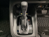 CVT車のセレクトレバーです。低速から高速まで、変速ショックのないスムーズな走りと、エンジン効率のよい領域を維持して燃費にも貢献します。サイドブレーキはスイッチ操作の電子制御パーキングブレーキです。