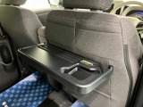 【パーソナルテーブル】フロントシート裏には後席の方が必要に応じて使用できるテーブルが付いています。水拭き可能でお手入れも簡単です。