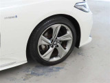 装着タイヤサイズは、225/45R18です。純正アルミホイールを装着しております。