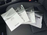 メンテナンスノート、取扱説明書ですね。 車の情報が凝縮されています。 車の整備記録が記載されている大事な物ですよ。