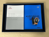 メンテナンスノート【点検整備記録簿・保証書】、取説も揃ってます。スマートキーはバッグなどにしまったままボタン操作でエンジン始動・停止やハイブリッドシステムの起動や停止ができて大変便利です