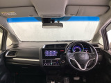 運転席は、大きな座面と包み込むような背もたれがドライバーの身体全体をしっかり支えます。上質なシート素材と座り心地のよいクッションを採用し、長時間の運転やコーナーの多い道も快適です