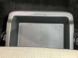 【助手席シートアンダーボックス】運転用の替え靴や、車内に常備したいこども用品、着替えた服などを収納できます★