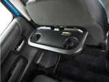 休憩時のちょっとした小物置きに使える、前席背面の格納式テーブルです。