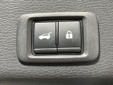 【パワーバックドア】スマートキーや運転席のボタンを押すだけでリアゲートが自動で開閉します!荷物を持っている時や、高い位置にあるバックドアを閉める際に便利な機能です♪