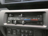 調整が容易なマニュアルエアコンです。夏は快適に、冬も車内の曇りを取ってくれるので安全です♪