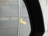 隣車線を走る車両をレーダーで検知し、ドアミラーでは確認しにくい後側方エリアに存在する車両に加え、急接近してくる車両も検知します。車両を検知するとドアミラーに搭載されたLEDインジケーターが点灯します。