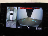 車両周辺を真上から見たような広範囲の映像を表示し、安全運転をサポートする「パノラミックビューモニターを搭載しています。