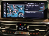 【ⅰドライブナビゲーション】文字情報も鮮明に表示する高解像度カラーディスプレイを採用。視認性に優れた地図デザインと特徴的な建造物を目印にした描写表示で現在位置を把握できます。地図データの更新も可能です