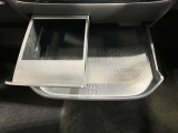 引き出し式のトレイとカップホルダーが付いているので便利です♪