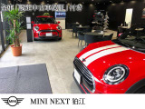 新しいメーカー基準に則って新設されたショールームです。美しいショールームと中古車をぜひお客様の目でお確かめ下さい。
