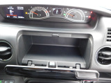運転席前の物入です。手の届くところにありますので簡単に取り出せます。
