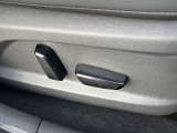 お好みのポジションが簡単に見つかる。運転席パワーシート
