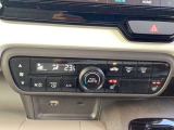 オートエアコンと前席シートヒーターが装備されており、快適に運転が可能です。