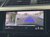 ●リアビューカメラ『入車経路を算出し、ガイドラインと補助線をディスプレイに表示します。同時にバンパーに内蔵のセンサーが障害物を感知し音で注意を促します。後方の死角も安心していただけます。』