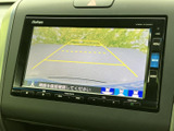 後方の映像に目安となるガイド線が表示され、駐車時の後ろの確認に役立ちます。周囲を直接確認しながら、車庫入れや狭い場所での後退をサポートします。