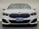 【キドニーグリル】BMWの代名詞。一目見ただけでBMWであると認識できる確固たるアイコンとして存在感を放ちます。