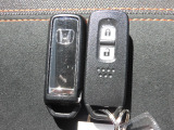 Hondaスマートキーシステムは、携帯しているだけでエンジンの始動、ドアの施錠や解錠が可能です。ボタン操作でもドアの施錠や解錠操作もできる便利な機能が満載です!