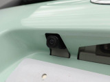 後退時に車両の後ろ側をモニター画面に表示します。車庫入れなどでバックする際に後方確認ができて便利です。車庫入れが苦手な人もこれで安心。