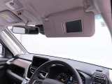 運転席サンバイザー裏にバニティミラー。気になった時にサッと身だしなみチェック。