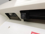 後退時に車両の後ろ側をモニター画面に表示します。車庫入れなどでバックする際に後方確認ができて便利です。車庫入れが苦手な人もこれで安心。
