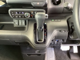 足元スッキリ、インパネシフトです。パーキングブレーキはフットブレーキタイプなので、運転席と助手席の間がスッキリしています。