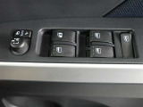 運転席のパワーウインドスイッチで全席窓の開閉・ロック操作ができます。