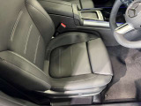 メルセデスのシートは、少し硬めに出来ておりますので、長時間の運転でも疲れにくく、安全にドライビングをお楽しみ頂けます