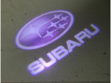 ウェルカムライトは、夜間、フロントドアを開けたときに、車種のイラストとロゴで路面を照らすライトです。足元を明るく照らすため、乗り降りの際も安心です。