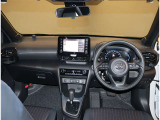 デザインもよく、居心地のよい運転席ですね。分かりやすいスイッチ類ですから操作もしやすく運転をサポートします。ぜひご来店いただき、実際にお座りいただいてステアリングを握ってみてください!
