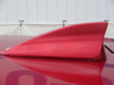 ルーフ後端にシャークフィンアンテナを装備。すっきりとしたフォルムが車両全体のデザイン性を高め、スポーティで引き締まった印象を演出します。