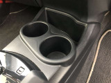 運転席・助手席用と2つのカップホルダーを装備しています。