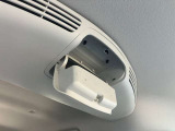 天井から開くタイプのサングラス入れがあります。サングラス以外にも小物入れにもなります。