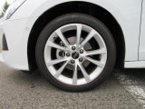 全車両に標準装備の純正アルミホイールは、純正ならではのバランスの良いデザインと、走行安定性をお楽しみ頂けます。