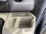 運転席側にもドリンクホルダーがございます!