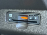ETC車載器のお写真です。高速道路など、有料道路を通過する際には大変便利な装備ですね♪